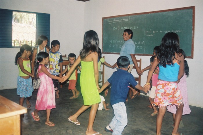 Tarinu faz brincadeira de roda tradicional com seus alunos. Aldeia Tuba Tuba. Foto: Paula Mendonça/ISA, 2009.