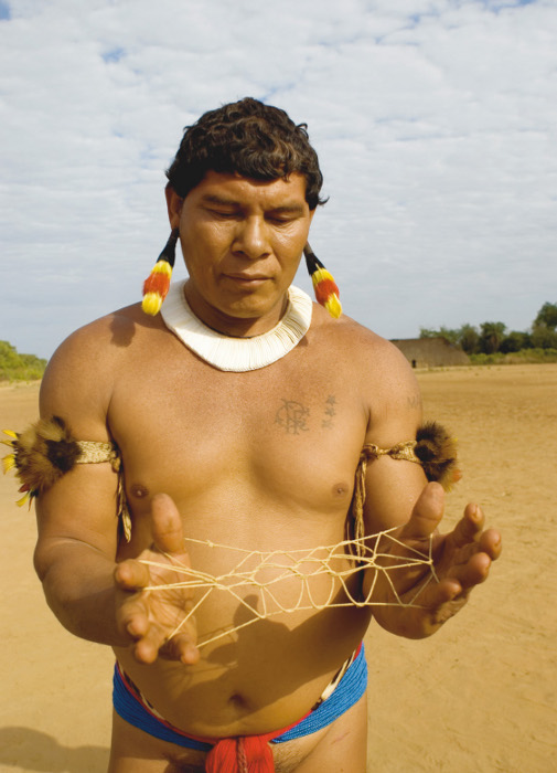 Homem kalapalo faz figuras geométricas. Foto: Haroldo Palo Junior, 2006.