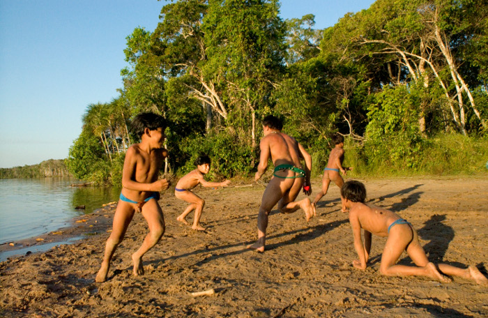 Crianças e jovens kalapalo brincam de Toloi Kunhügü. Foto: Haroldo Palo Junior, 2006.