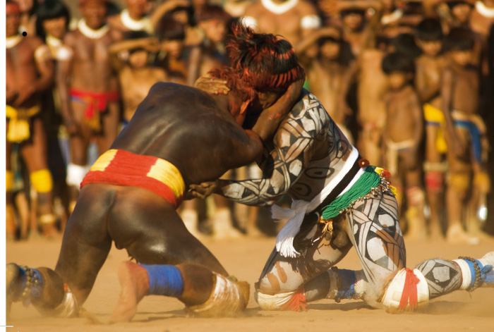 Homens kalapalo lutam Ikindene durante a cerimônia do Kwarup. Foto: Haroldo Palo Junior, 2006.