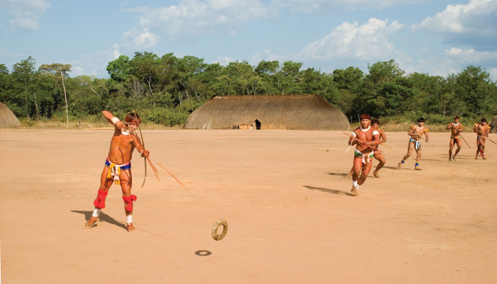 Homens kalapalo treinam a pontaria durante o jogo Ta. Foto: Haroldo Palo Junior, 2006.