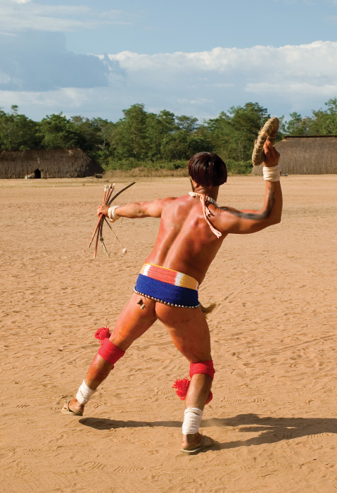 Homem kalapalo lança a roda de palha usada no jogo Ta. Foto: Haroldo Palo Junior, 2006.