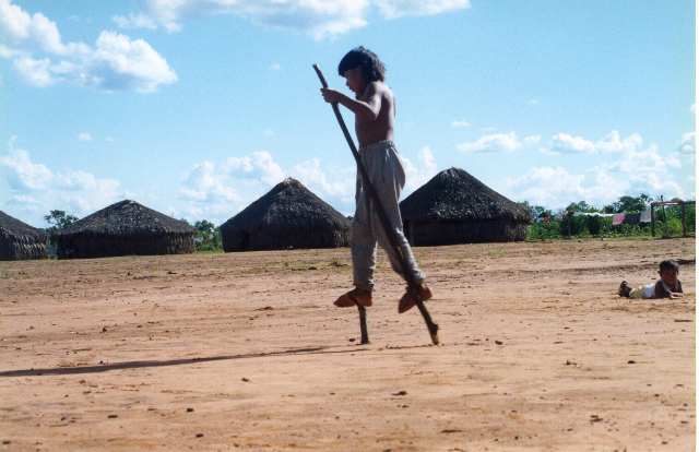 Menino xavante brinca com perna de pau. Foto: Renata Meirelles.