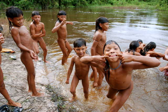 Crianças Enawenê Nawê brincando na beira do rio, Terra Indígena Enawenê Nawê, Mato Grosso. Foto: Vincent Carelli, 2009.