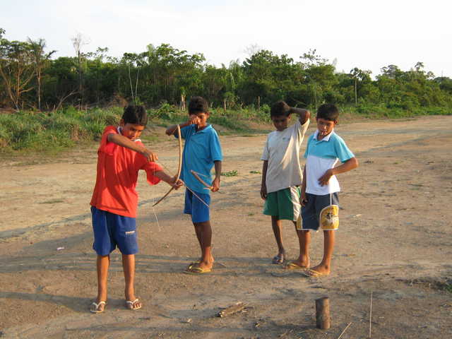 Garotos Apiaká atirando flechas, aldeia Mairowy, Terra Indígena Kaiabi, Apiacás, Mato Grosso. Foto: Giovana Acacia Tempesta, 2007