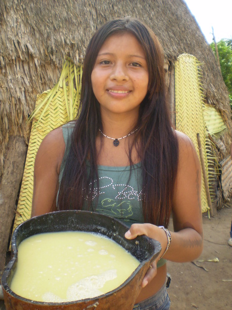 Jovem Zoró com uma cuia cheia de chicha, bebida feita a base de mandioca, Terra Indígena Zoró, Mato Grosso. Foto: APIZ-Associação do Povo Indígena Zoró Pangyjej, 2007