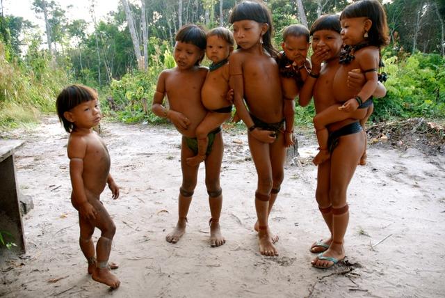 Crianças Enawenê-Nawê. Terra Indígena Enawenê Nawê, Mato Grosso. Foto: Vincent Carelli, 2009