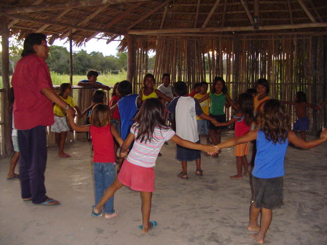 Crianças Irantxe dançando, aldeia Cravari, Terra Indígena Irantxe, Mato Grosso. Foto: Ana Cecilia Venci Bueno.