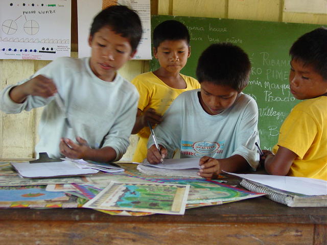 Alunos da Associação Escola Indígena Tuyuka Utapinopona (AEITU), Comunidade São Pedro, Alto Rio Tiquié, Terra Indígena Alto Rio Negro, Amazonas, Brasil.