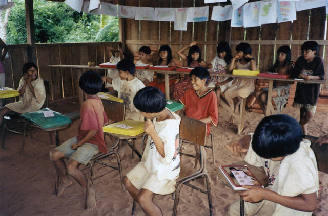 Turma de alfabetização do professor Arautará, acompanhamento pedagógico na escola Karib, comunidade Kuikuro, Parque Indígena do Xingu. Foto: Acervo ISA