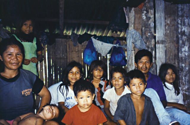 Família de Inês Morais e Hermes Carvalho Kaixana, Terra Indígena São Sebastião, Tonantins, Amazonas. Foto: Kênia Gonçalves Itacaramby, 1997