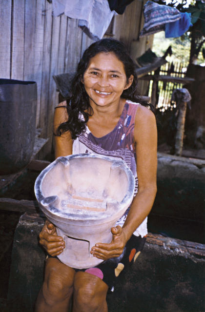 Índia Kaixana, Terra Indígena Mapari, Amazonas. Foto: Kênia Gonçalves Itacaramby, 1997
