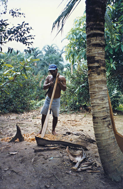Índio Kaixana fazendo um remo, Terra Indígena São Sebastião, Tonantins, Amazonas. Foto: Kênia Gonçalves Itacaramby, 1997