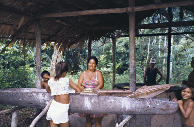 Alzira Kaixana com seus filhos na casa de farinha, Terra Indígena Mapari, Amazonas. Foto: Kênia Gonçalves Itacaramby, 1997