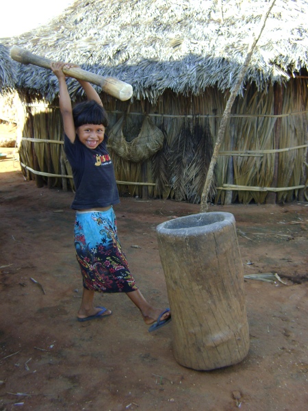 Menina xavante pilando arroz. Aldeia Etenhiritipá, MT. Foto: Camila Gauditano.
