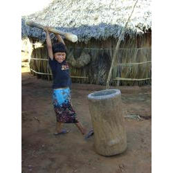 Menina xavante pilando arroz. Aldeia Etenhiritipá, MT.Foto: Camila Gauditano.