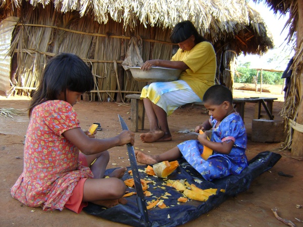 Mulher e crianças xavante descascando abóbora. Aldeia Etenhiritipá, MT. Foto: Camila Gauditano.