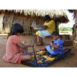 Mulher e crianças xavante descascando abóbora. Aldeia Etenhiritipá, MT. Foto: Camila Gauditano.