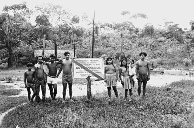 Índios Kaxarari posados junto a uma placa de Demarcação, Rio Azul, Terra Indígena Kaxarari. Foto: Terri Vale de Aquino, sem data