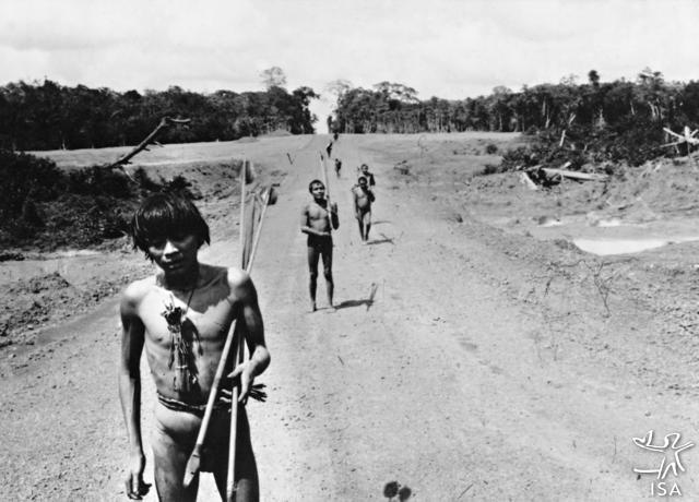 Índios Yanomami na rodovia federal BR-210, também conhecida como Perimetral Norte, Terra Indígena Yanomami. Foto: Bruce Albert, 1976