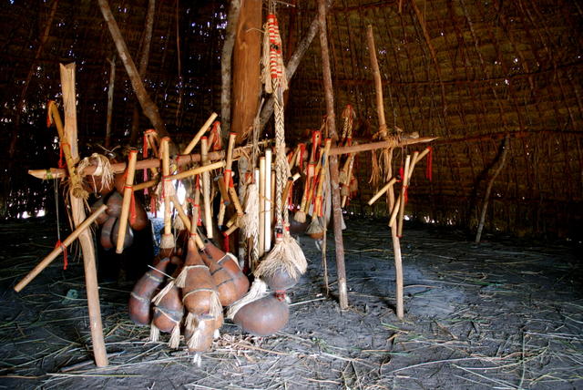 Objetos utilizados em rituais dos Enawenê Nawê, Terra Indígena Enawenê Nawê, Mato Grosso. Foto: Vincent Carelli, 2009