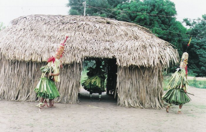 Os latèni dançam ao redor das casas dos jovens que serão iniciados durante o ritual de iniciação masculina (Hetohoky ou Casa Grande). Aldeia Canoanã. Foto: Patrícia de Mendonça Rodrigues, 2006.