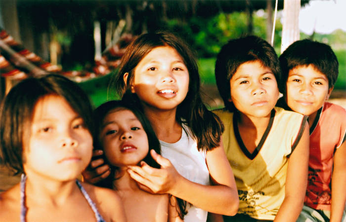 Crianças Shanenawa, aldeia Morada Nova, Terra Indígena Katukina/Kaxinawá, Feijó, Acre. Foto: Mônica Barroso, 2003