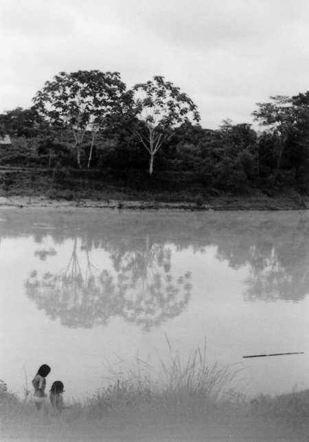Crianças Shanenawa brincando na beira do rio Envira, aldeia Morada Nova, Terra Indígena Katukina/Kaxinawá, Feijó, Acre. Foto: Mônica Barroso, 2003