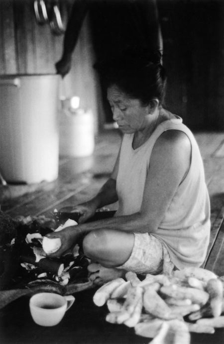 Mulher Shanenawa preparando alimento, aldeia Morada Nova, Terra Indígena Katukina/Kaxinawá, Feijó, Acre. Foto: Mônica Barroso, 2003