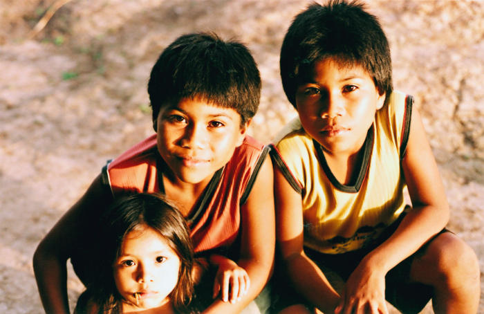 Crianças Shanenawa, aldeia Morada Nova, Terra Indígena Katukina/Kaxinawá, Feijó, Acre. Foto: Mônica Barroso, 2003