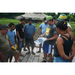 RDS Mamirauá - Pesquisador capacitando comunitários em Energia Solar, na Reserva Mamirauá.  / Josivaldo Ferreira Modesto