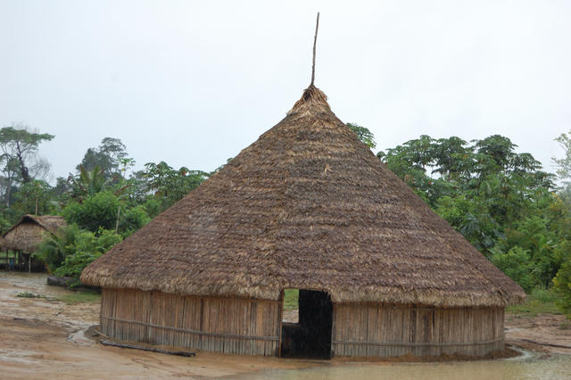 Habitação dos Hixkaryana, aldeia Torre, Terra Indígena Nhamundá/Mapuera, Amazonas. Foto: Ruben Caixeta, 2010