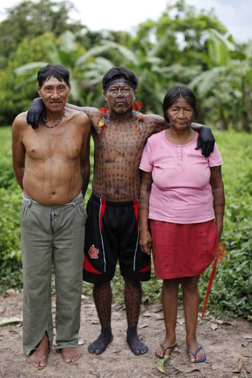 O mais velho casal oro win com seu filho, o cacique. Posto Indígena São Luís. Foto: Andy Richter, 2010.