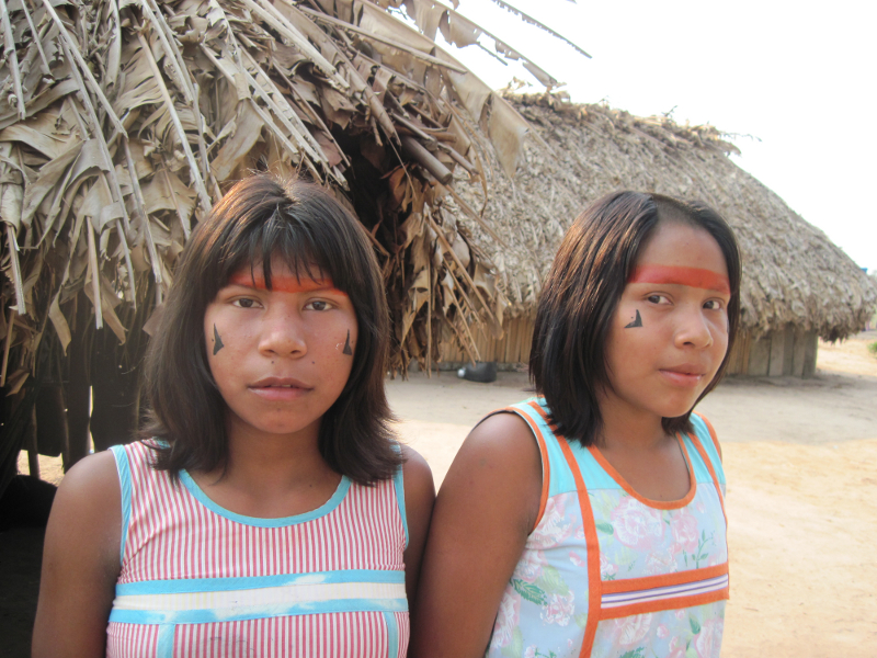 Meninas tapayuna na aldeia Kawêretxikô (TI Capoto-Jarina). Foto: Beatriz de Almeida Matos, 2010.