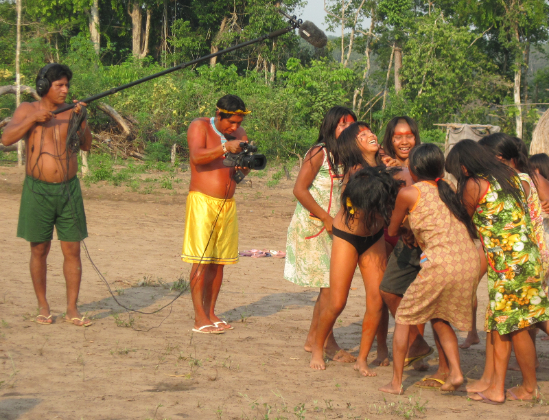 Gravações de atividades do Projeto História Tapayuna. Aldeia Kawêretxikô (TI Capoto-Jarina). Foto: Beatriz Matos, 2010.
