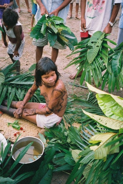 Banho no ritual do Amamajo. Foto: Oiara Bonilla, 2002.
