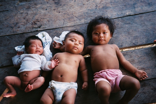 Crianças da aldeia Santa Rita. Foto: Oiara Bonilla, 2002.