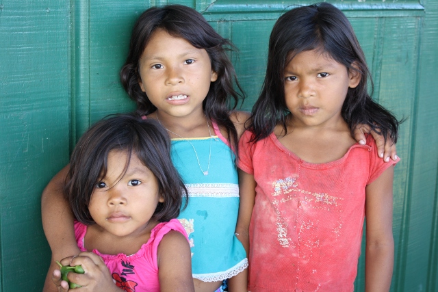Crianças da Aldeia Açaí. Foto: Oiara Bonilla/Opan, 2011.
