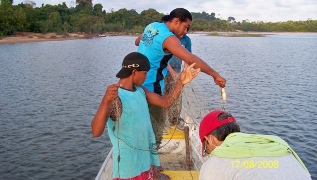 Utilização do rio Xingu para obter o alimento. Foto: Michel Patrício, 2008.