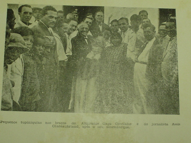 Porto Seguro. Almirante Gago Coutinho e comitiva, com índios Pataxó, em 1939. Foto extraída do livro “Sob os céus de Porto Seguro