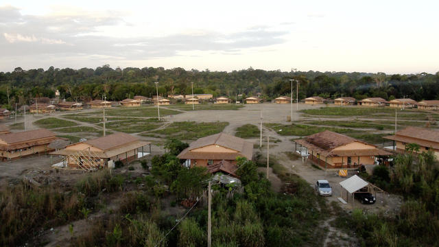 Casas de alvenaria dispersas em círculo, de acordo com o formato tradicional, aldeia Gavião Parkatejê, Pará, 2010. Vincent Carelli/Vídeo nas Aldeias