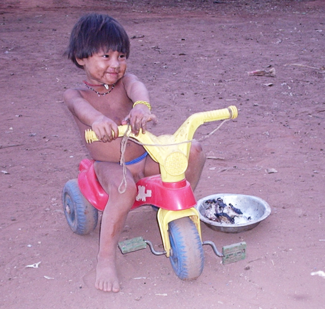 Criança Ikpeng, Parque Indígena do Xingu. Foto: Rosana Gasparini/ISA.