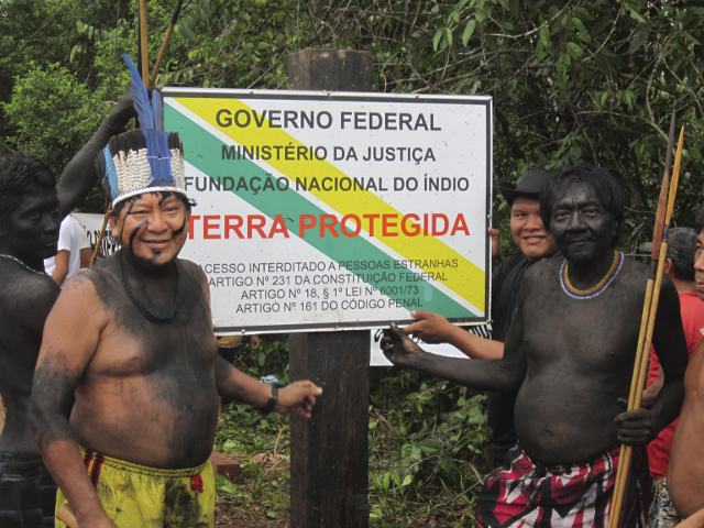 Davi Yanomami (a esquerda), presidente da Hutukara Associação Yanomami e funcionário da Funai na manifestação para retirada dos fazendeiros da região do Ajarani, Terra Indígena Yanomami, Roraima. 2013. Foto: Romário Cavalcante