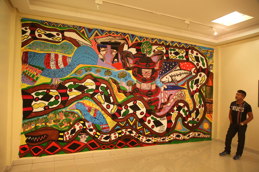 Bane Huni Kuin e a obra do MAHKU na exposição Nixi paewen namate em Rio Branco, 2014
