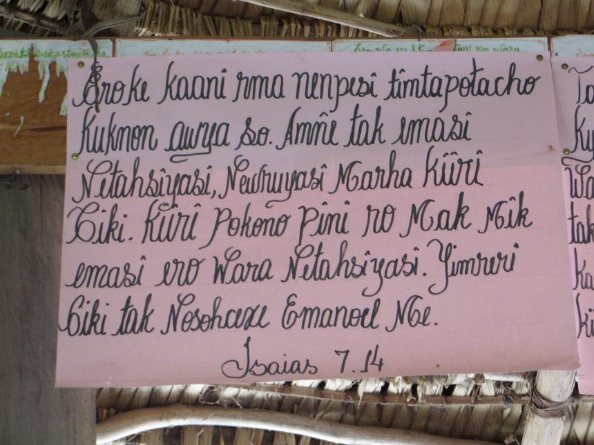 Cartaz com versículo em língua waiwai no malocão da aldeia Xaary. Foto: Selma Gomes/ISA, 2014.