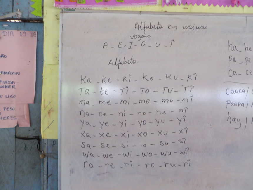 Alfabetização em língua waiwai, no malocão e escola indígena da aldeia Anauá. Foto: Selma Gomes/ISA, 2014.