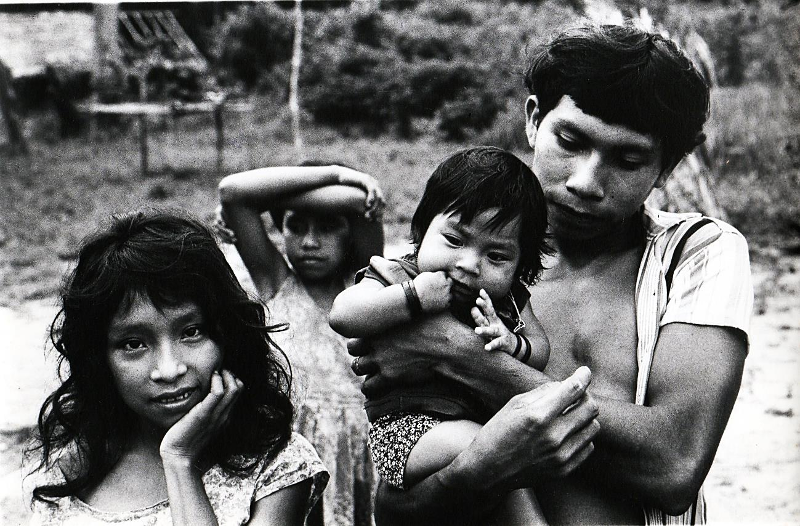 Família da aldeia Campo do Miriti, rio Miriti, TI Andirá-Marau. Foto: Sônia Lorenz, década de 1980.
