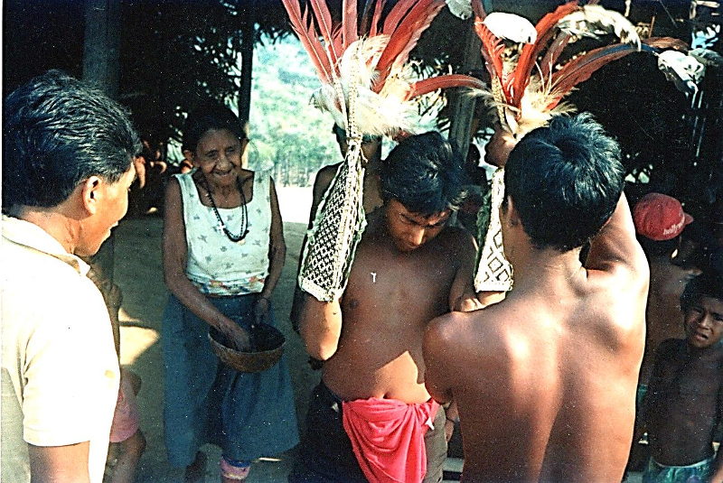 [i]Wyamat[/i] – “Festa da Tocandeira” no sítio do Manga, rio Marau. Foto: Sônia Lorenz, 1982.