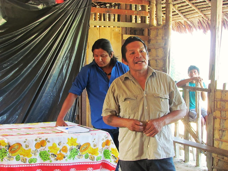 Obadias e Sergio Garcia, do CPSM – Consórcio de Produtores Sateré-Mawé. Assembleia geral dos tuxauas dos rios Marau e Andirá. Foto: Sônia Lorenz, 2014.