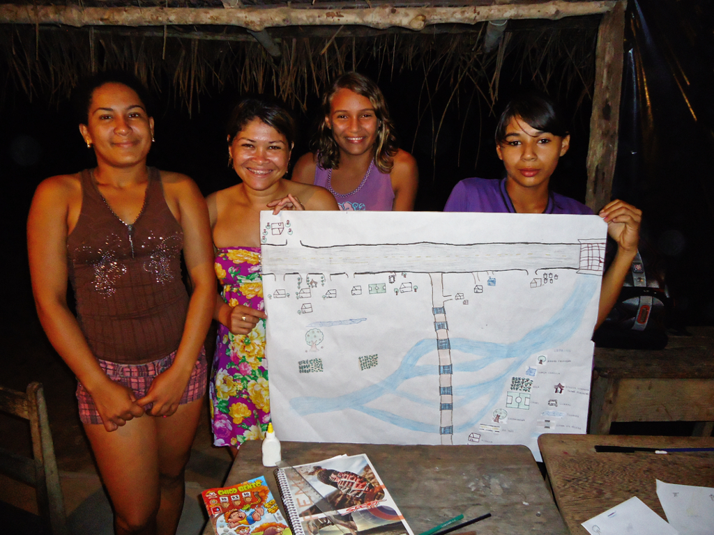 Meninas da aldeia Aperoi com mapa do território tradicional. Foto: Felipe Vander Velden, 2013.